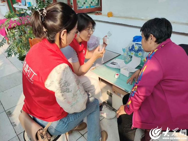 德城区11户特定困境儿童家庭用上智能闪光门铃和振动闹钟 方便“无声”家庭_大众网