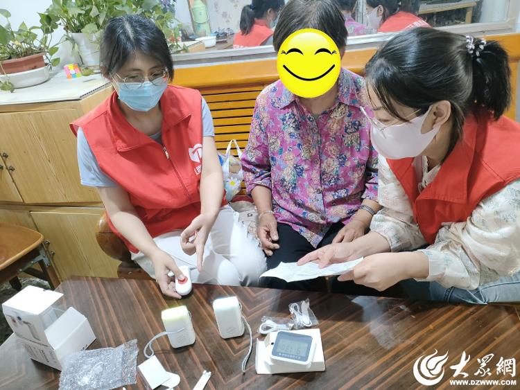 德城区11户特定困境儿童家庭用上智能闪光门铃和振动闹钟 方便“无声”家庭_大众网(图2)