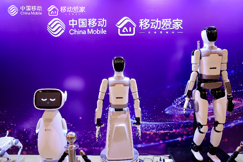 走进移动爱家展台和机器人一起“造”个未来家(图2)