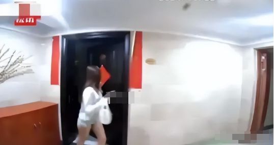 女子带娃去度假丈夫3小时带两名女子回家被对门邻居门铃拍下(图3)