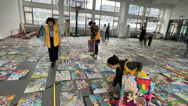 服务 妙手绘蓝图 童心盼和平——2024·全国少年儿童世界和平海报作品征集活动衢州分展区举办评选活动