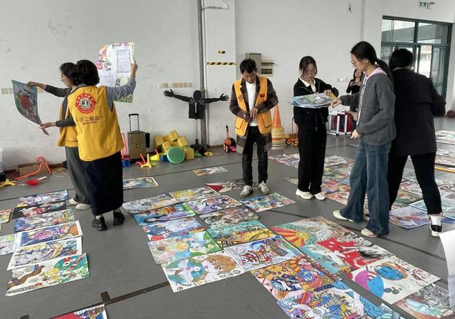 服务 妙手绘蓝图 童心盼和平——2024·全国少年儿童世界和平海报作品征集活动衢州分展区举办评选活动(图2)