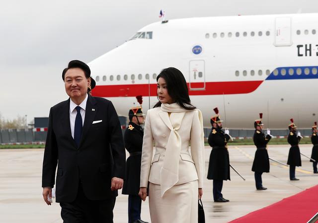 “科技春晚”CES来袭聚焦四大看点；特朗普“封口费”案1月10日宣判；韩调查部门或再尝试逮捕尹锡悦；微软拟豪掷800亿美元建AI数据中心｜一周国际财经(图12)