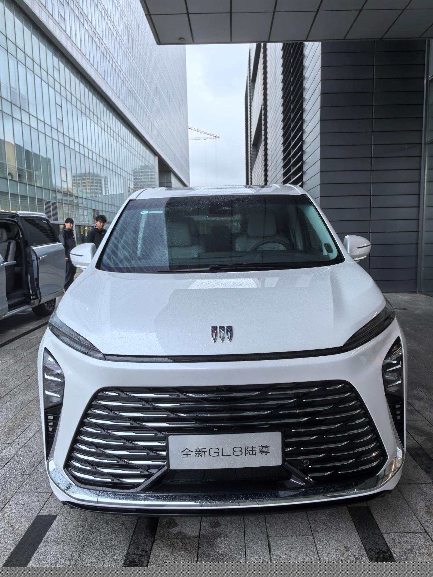 别克全新GL8陆尊售价“讲究”——2699万起(图2)