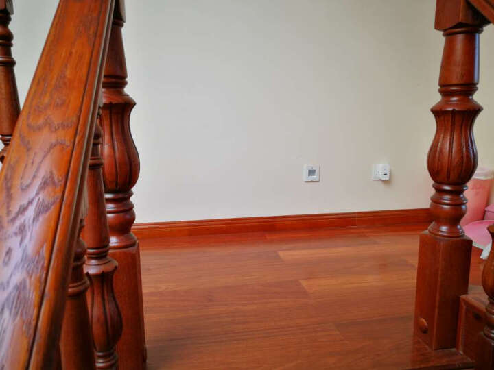 芦山一小区住户占用公共平台私搭遮阳棚被调解！(图1)