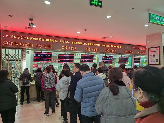 网友吐槽重庆市中医院夜间取药窗口卷帘窗拉得太低 院方：情况属实已及时整改(图2)