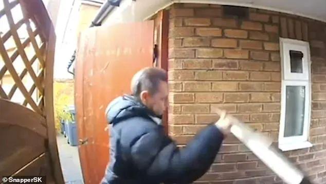 邻里装可视门铃是侵犯隐私？残疾老人被恶邻骚扰五年！(图4)