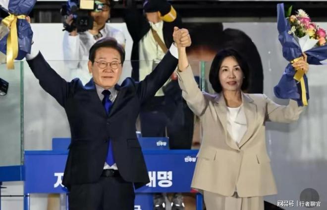 李在明全家福曝光有两个帅气儿子老婆金惠景漂亮比金建希美(图2)