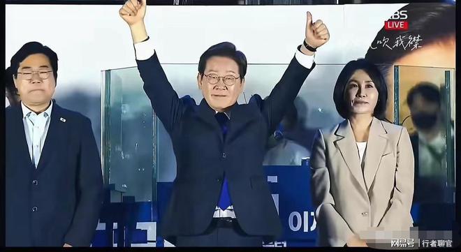 李在明全家福曝光有两个帅气儿子老婆金惠景漂亮比金建希美(图3)