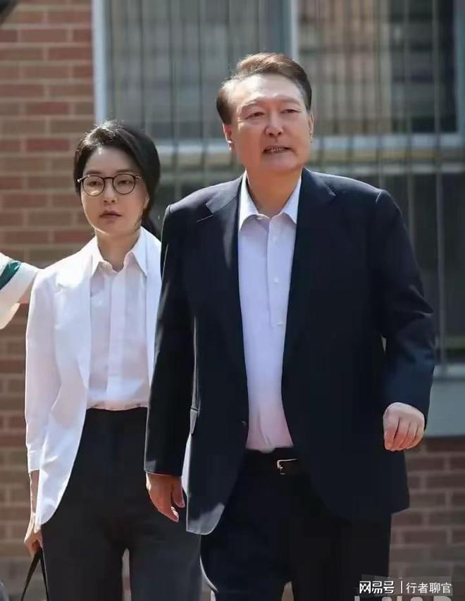 李在明全家福曝光有两个帅气儿子老婆金惠景漂亮比金建希美(图4)