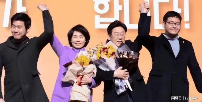 李在明全家福曝光有两个帅气儿子老婆金惠景漂亮比金建希美(图5)