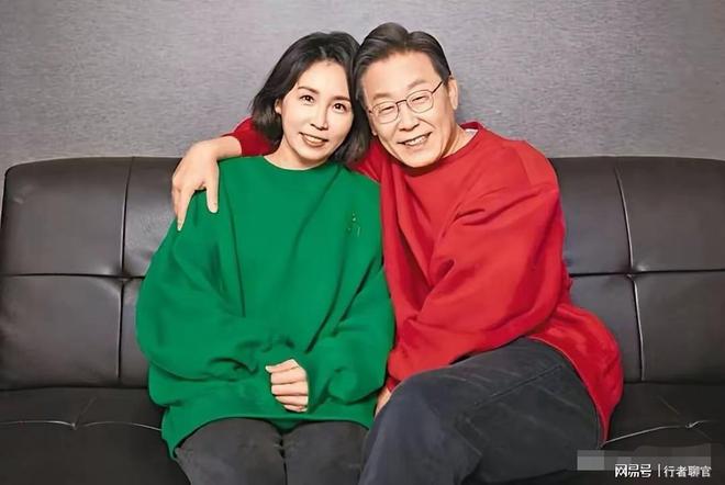 李在明全家福曝光有两个帅气儿子老婆金惠景漂亮比金建希美(图6)