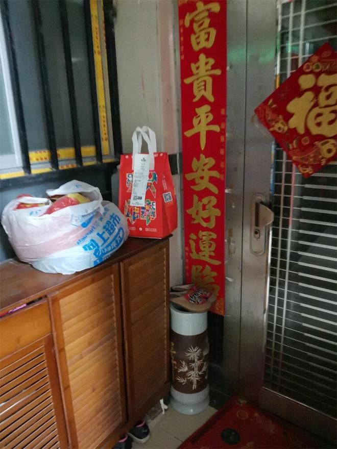 送外卖到住宅区像这种门口有柜子的拍照按门铃后直接走人(图2)