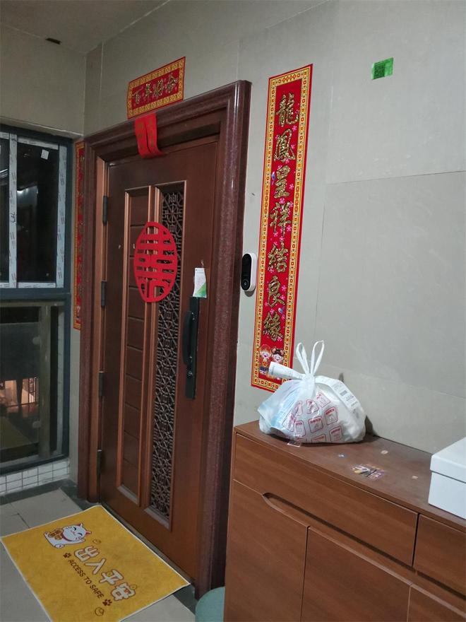 送外卖到住宅区像这种门口有柜子的拍照按门铃后直接走人(图1)