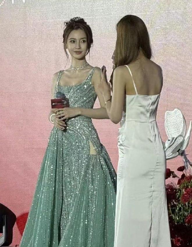 杨颖去澳门给网红颁奖现场合影照曝光仅离婚3年落差简直太大(图4)