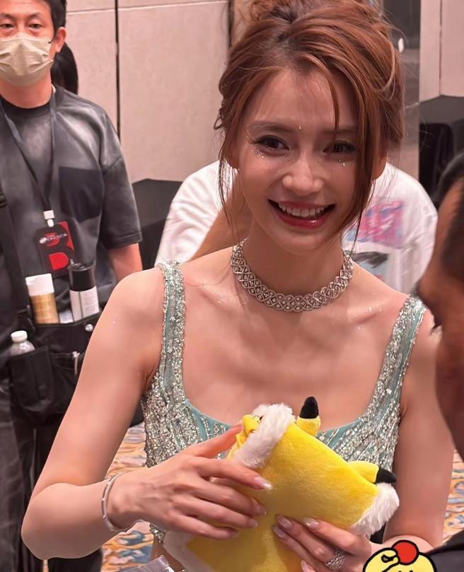 杨颖去澳门给网红颁奖现场合影照曝光仅离婚3年落差简直太大(图14)