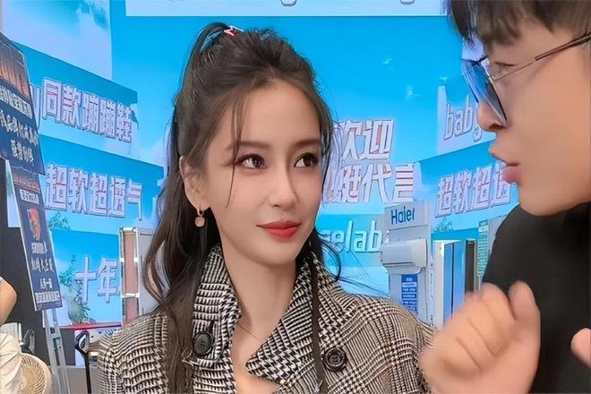 杨颖去澳门给网红颁奖现场合影照曝光仅离婚3年落差简直太大(图15)