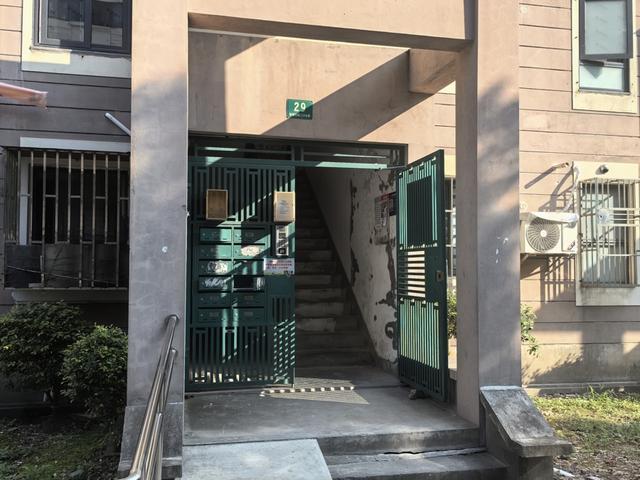 浦东多个小区门禁同时瘫痪又是政府早年统一改造实事工程该如何“善后”(图1)