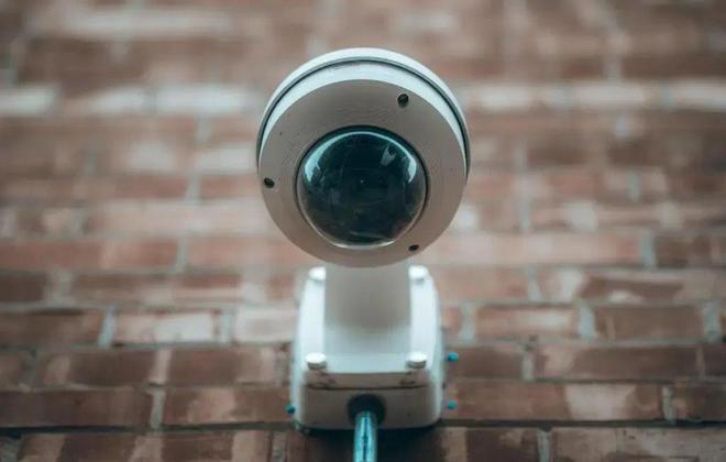 对门邻居装了摄像头我的行踪一览无余！我能要求他拆掉吗？(图1)