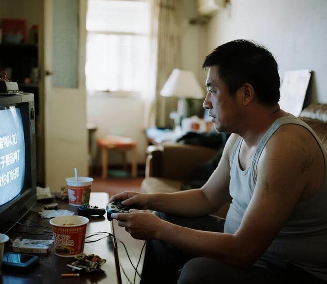 龙凤胎兄妹啃老15年父母绝望选择离家出走18年后回家愣在原地(图2)