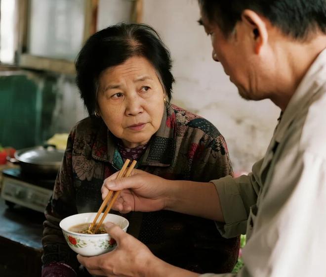 龙凤胎兄妹啃老15年父母绝望选择离家出走18年后回家愣在原地(图5)