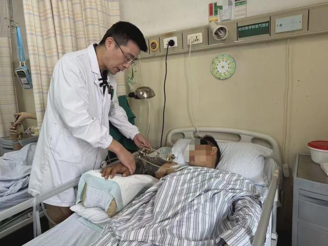 江苏一男子坐车时手伸到车窗外突遇车祸胳膊“断”成了3截仅剩几公分皮肤组织相连：“疼得钻心！”(图2)