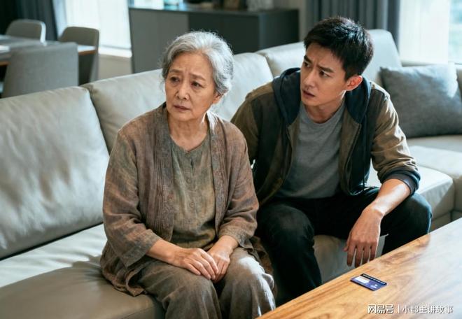 婆婆退休第二天带银行卡来我家养老我去查余额查完傻眼了