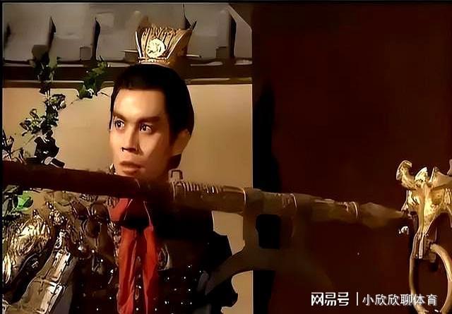 当年张光北演吕布时！被女导演骂：一个大男人连耍流氓都不会！(图3)