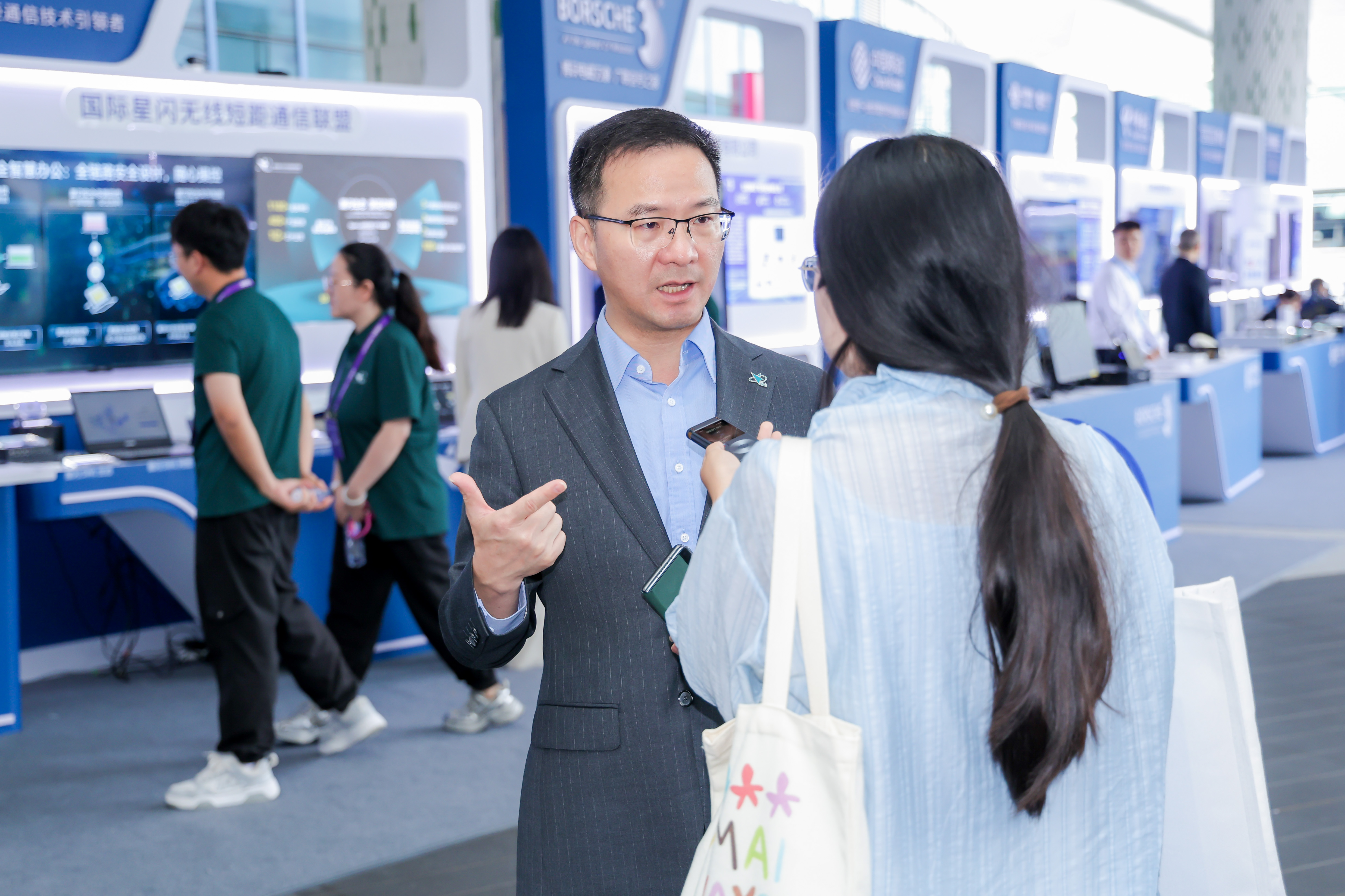 多款“星”品亮相2025中国无线电大会