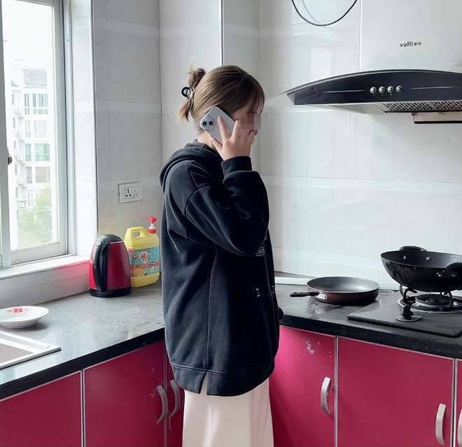 闺蜜大婚我随了5000她回礼雨伞看见伞柄刻着地址和6个数字(图3)