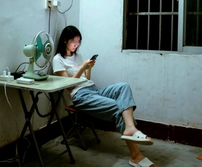 闺蜜大婚我随了5000她回礼雨伞看见伞柄刻着地址和6个数字(图4)