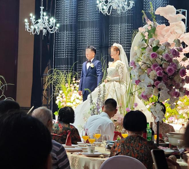 闺蜜大婚我随了5000她回礼雨伞看见伞柄刻着地址和6个数字