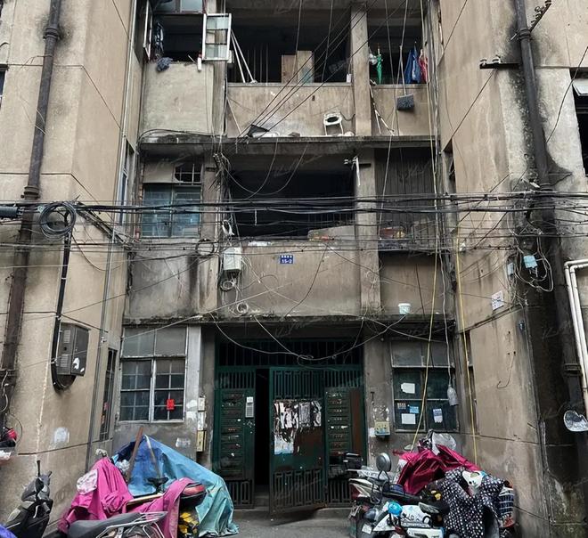 闺蜜大婚我随了5000她回礼雨伞看见伞柄刻着地址和6个数字(图5)